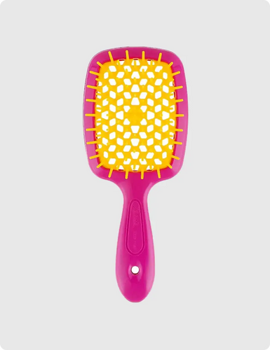 Janeke Superbrush gently and effectively detangles thanks to its soft tips and its particular beehive perforation allows for very quick drying. Also perfect in the shower or with damp hair, to apply the cream and detangle in just a few steps.   Very useful for delicate baby hair and on extensions: its soft tips detangle in a super delicate way