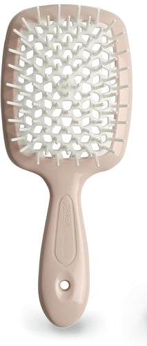 Janeke Superbrush gently and effectively detangles thanks to its soft tips and its particular beehive perforation allows for very quick drying. Also perfect in the shower or with damp hair, to apply the cream and detangle in just a few steps.   Very useful for delicate baby hair and on extensions: its soft tips detangle in a super delicate way