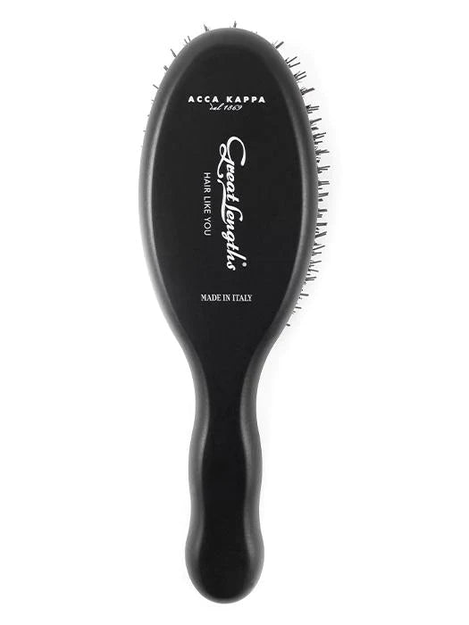 The Oval Hair Extension Brush by Great Lengths is ideal for hair extension wearers or those with naturally thick hair. This brush is designed to gently detangle curly and/or thick hair